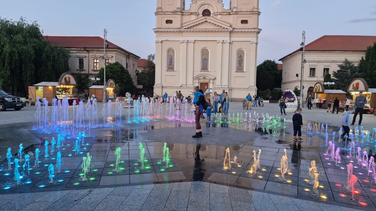 Fântâna arteziană din Piața Catedralei, un spectacol de lumini și culori (VIDEO)
