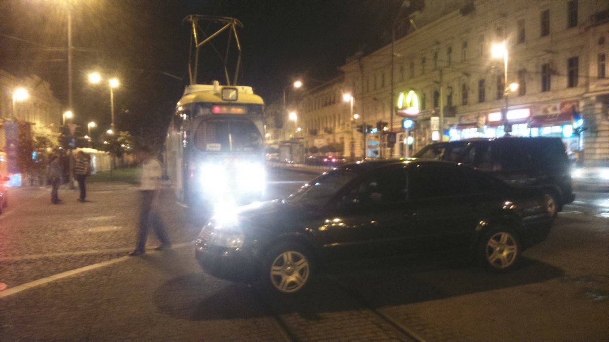 A blocat tramvaiele în faţa Primăriei Arad (FOTO)
