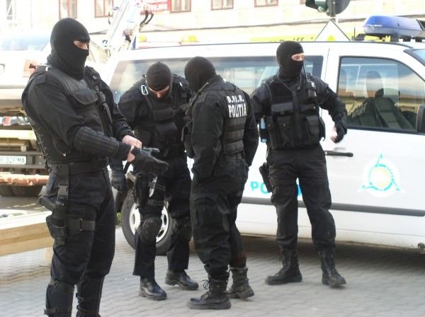 Un traficant de droguri din Arad a fost “săltat” de mascaţi
