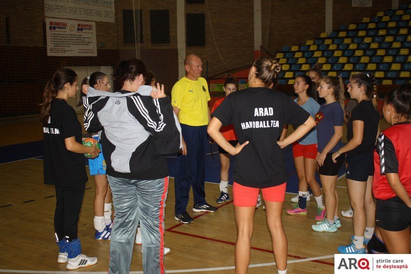 Echipa de handbal feminin a Aradului îşi face debutul oficial în oraşul de pe Bega