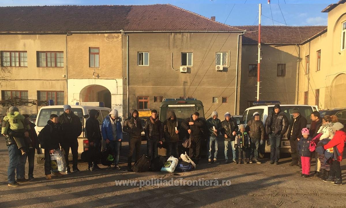 FOTO | Peste 20 de migranți au forțat granița, la Nădlac. Au fost urmăriți și prinși pe câmp
