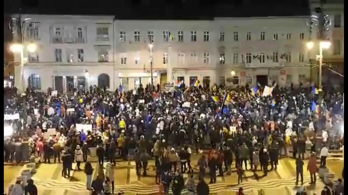 Protestele continuă la Arad! Peste 4000 de arădeni au ieşit în stradă! (VIDEO)