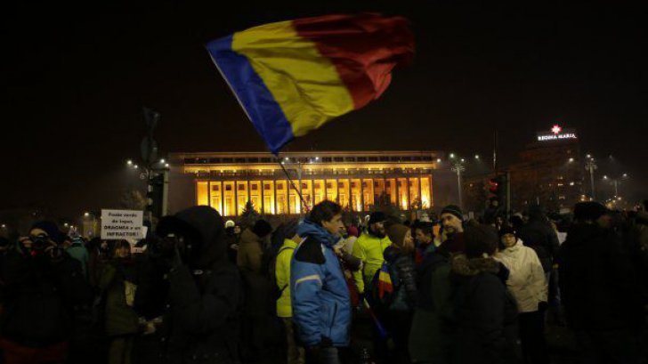 Proteste în Bucureşti. Manifestanţii vor să facă un lanţ uman în jurul Parlamentului