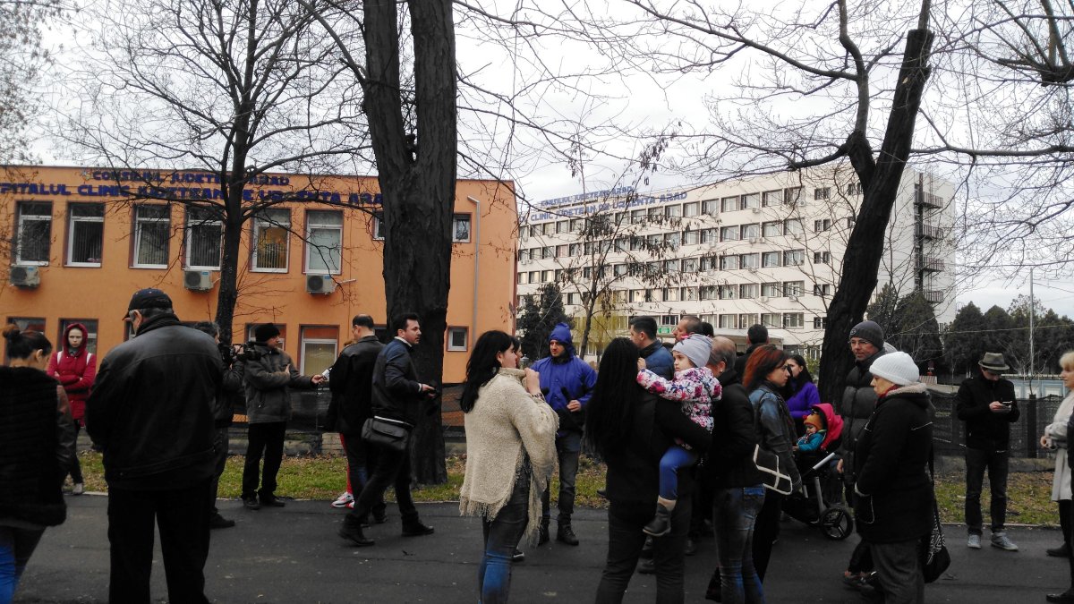 FOTO | Protest al unor părinți în fața Spitalului Județean, nemulțumiți de condiții și de felul în care sunt tratați copiii