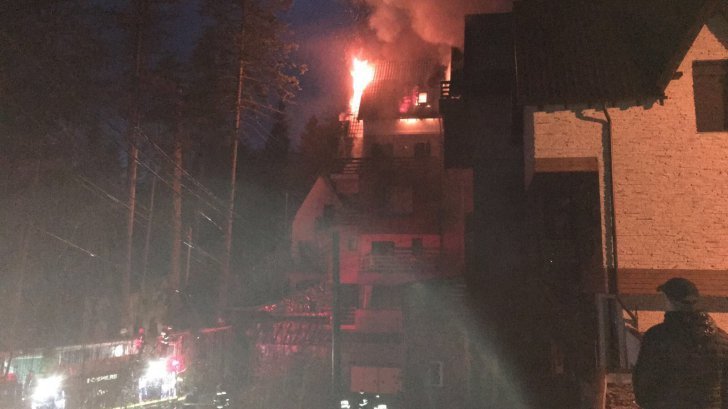 Incendiu puternic la un hotel din Sinaia. 50 de persoane evacuate