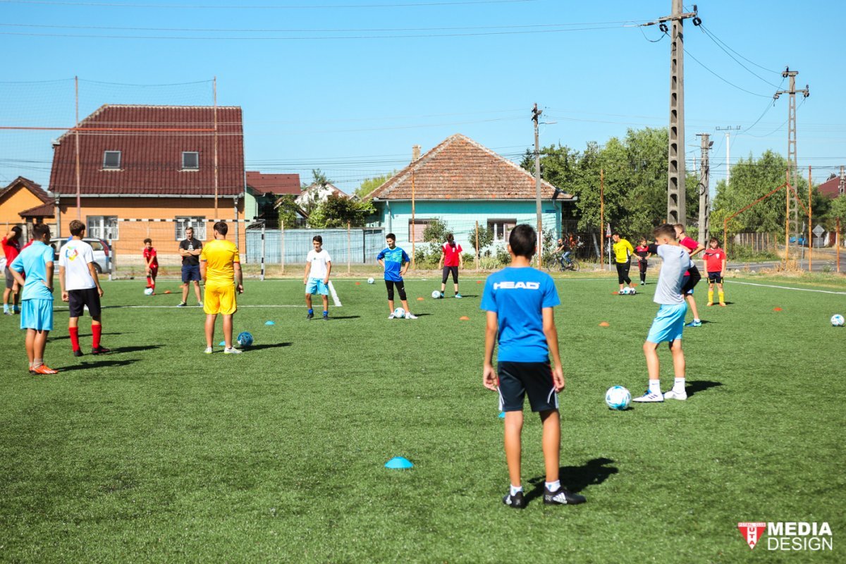 Viitorii fotbalişti ai Aradului se pregătesc cu antrenori englezi