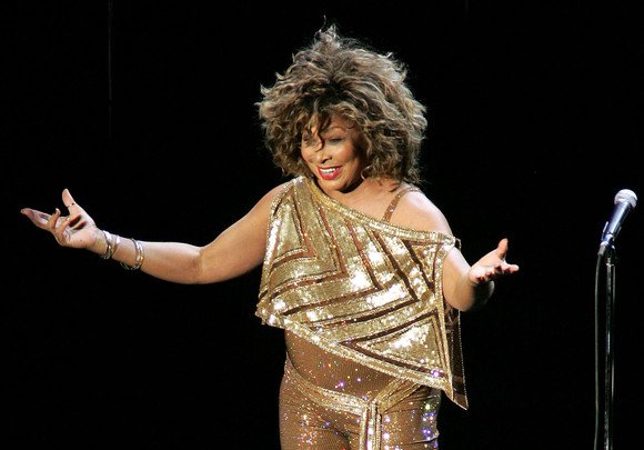 Legendara cântăreaţă Tina Turner iese rar în public, dar când apare şochează pe toată lumea, la cei 77 de ani