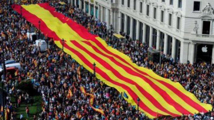 Spania pune piciorul în prag. Catalonia poate rămâne fără autonomie