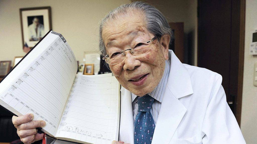 Cel mai longeviv medic din lume ne împărtășește 11 secrete: „În fiecare dimineață beau…”
