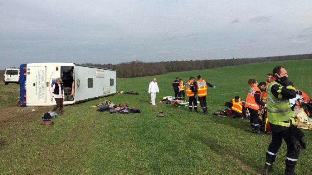 Grav accident cu un autocar plin de liceeni şi o maşină, în Franţa - cel puţin 27 de răniţi