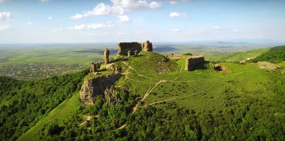 VIDEO | Proiect de 5 milioane de euro pentru Cetatea Șiria. Turiștii ar putea ajunge la ruine cu telecabina
