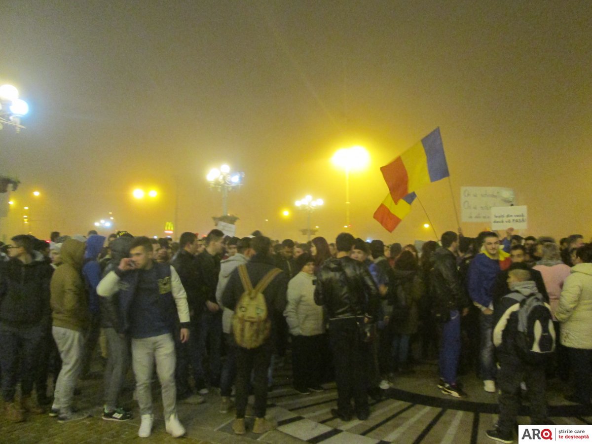 Protest de amploare în Arad. Peste 700 de persoane au ieşit în stradă (FOTO)