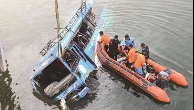 Cel puţin 36 de oameni au murit după ce un autobuz a ieşit de pe şosea şi a căzut într-un râu 