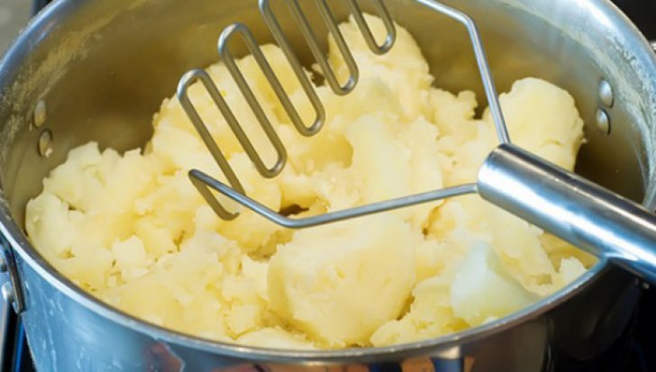 Cum faci cel mai bun piure de cartofi. Un ingredient pe care şi tu îl ai în casă face diferenţa!