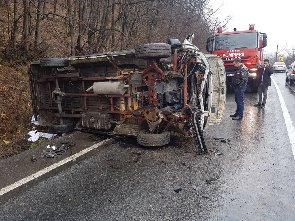 Accident cu microbuz răsturnat la ieșirea din Odvoș