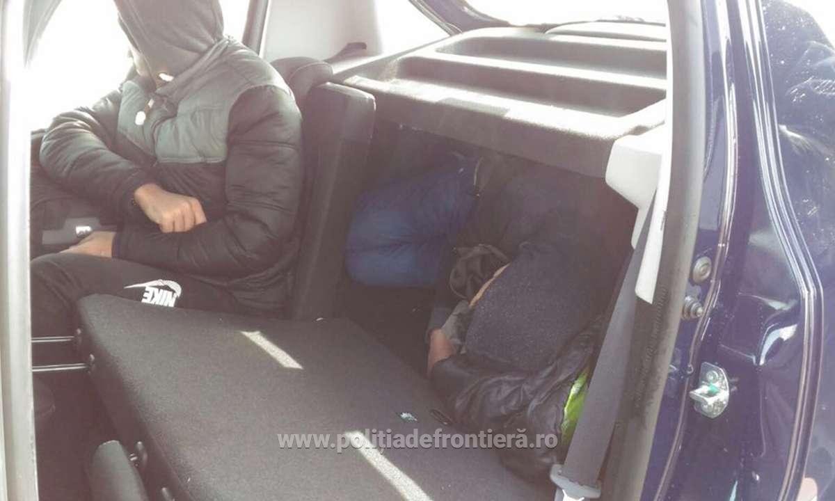 Două persoane ascunse într-un autoturism încărcat pe platforma unui tren de marfă internaţional