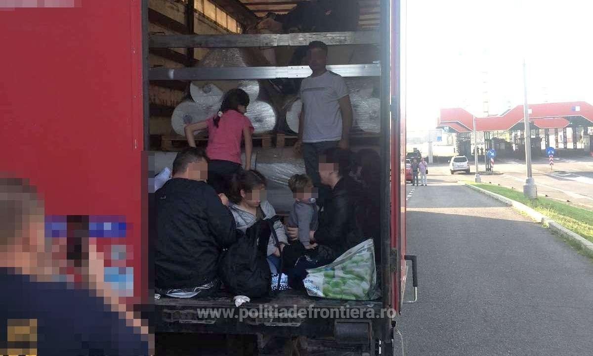 32 de persoane intenţionau să iasă ilegal din România, ascunse în remorca unui automarfar