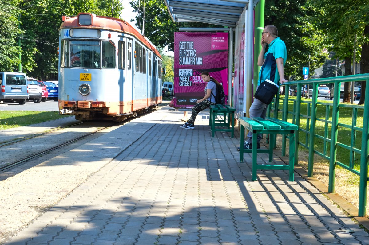 Primele băncuţe şi coşuri de gunoi montate în staţiile de tramvai din municipiu