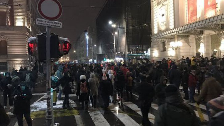 Mii de persoane au participat la Belgrad la un protest faţă de regimul condus de Aleksandar Vucic