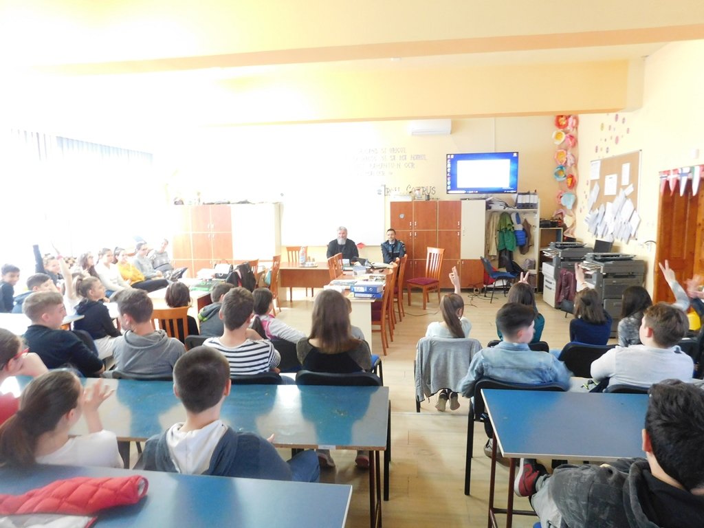Conferințe despre siguranța on-line organizate la Școala Gimnazială „Aron Cotruș” din Arad
