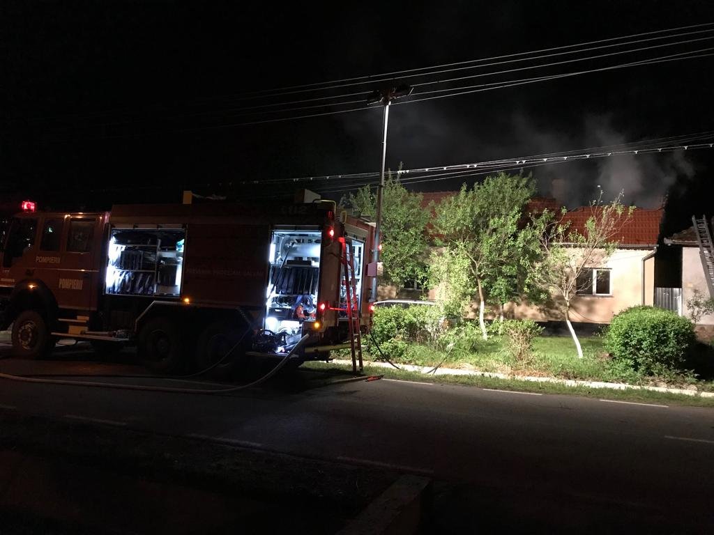 Incendiu violent la o casă particulară în Ineu