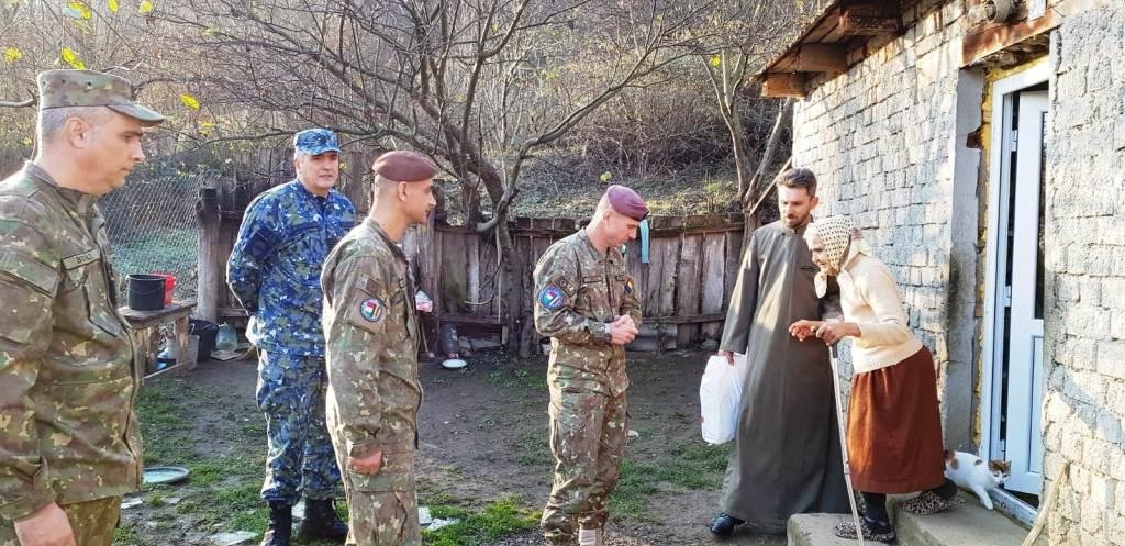 Acțiune caritabilă: militarii din Cetatea Aradului împreună cu Paraclisul de la Trei Insule au poposit pe Valea Mureșului
