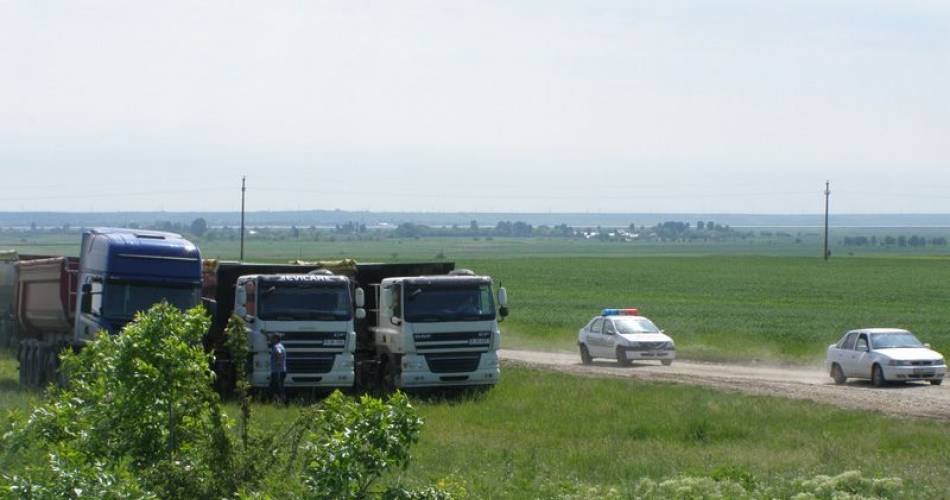 Bărbaţi prinşi la furat balastru pentru reabilitarea unui drum din Lalaşinţ