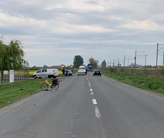 Accident lângă Șofronea: un biciclist a fost lovit de o mașină (FOTO) / UPDATE: Biciclistul a murit