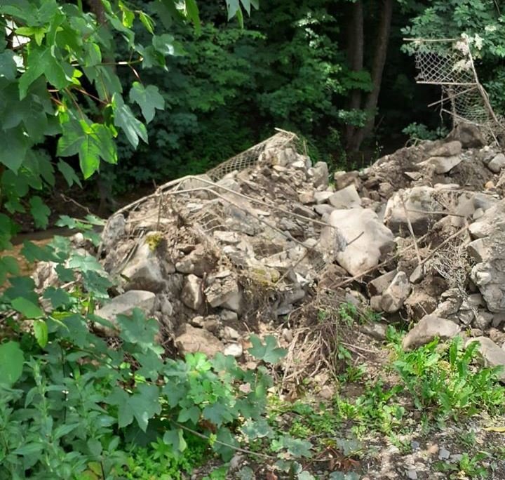 Deșeurile apărute în urma renovării chioșcurilor din Moneasa aruncate... în Valea Moneasa