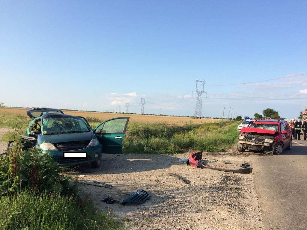 Femeie moartă în accident cu Volkswagen contra Citroen la ieșirea din Sântana (FOTO)