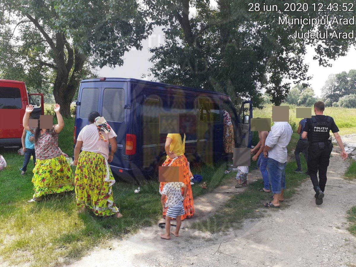 Caravană oprită între Micălaca și Subcetate trimisă la plimbare de Poliția Locală