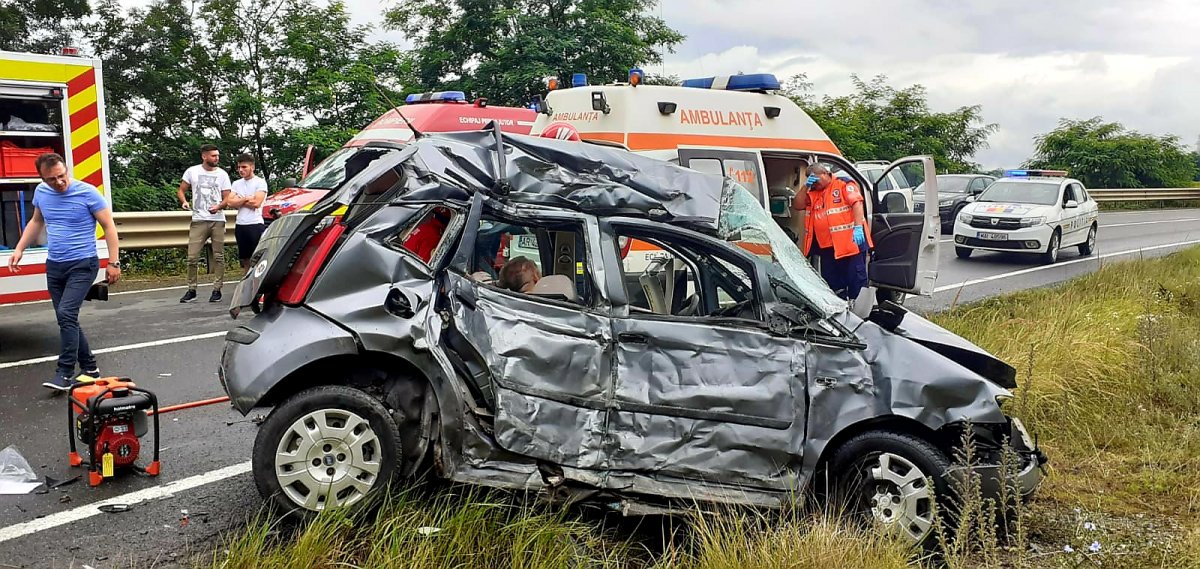 Accident între un autocamion și un autoturism şi doi morți la Julița