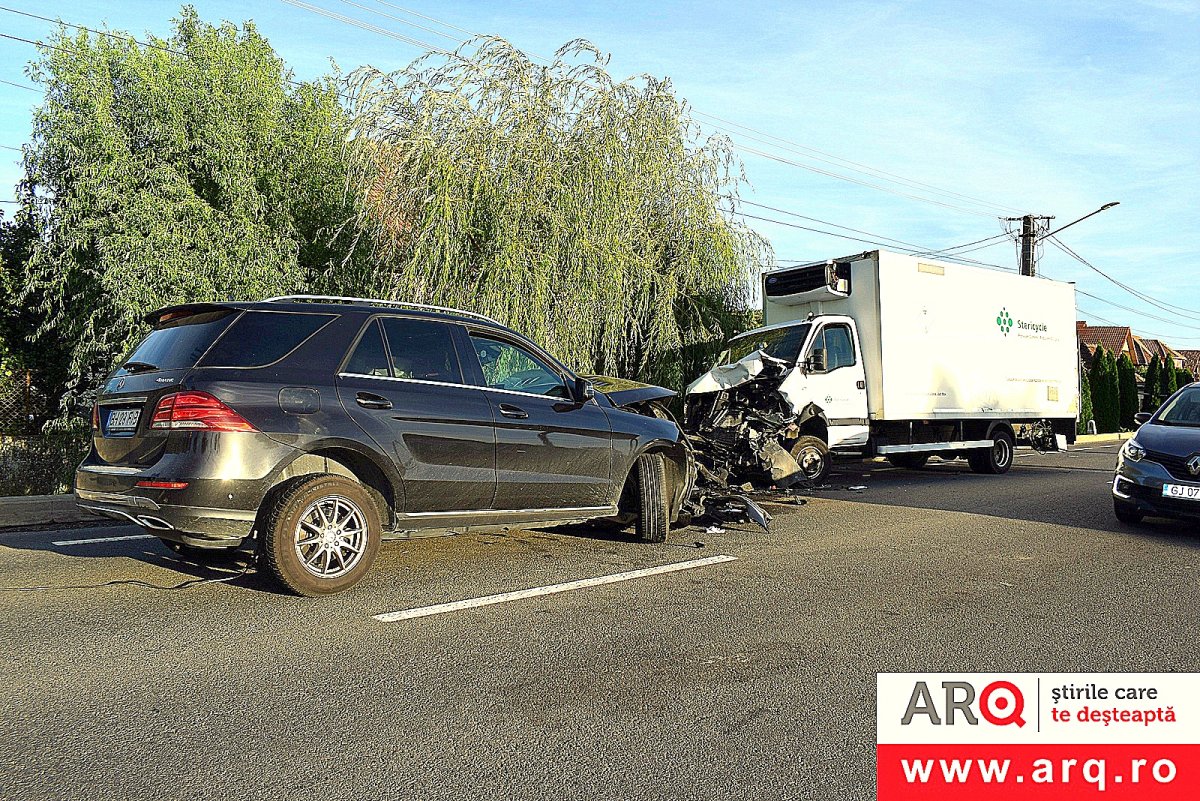Accident cu Mercedes contra Iveco în Andrei Șaguna