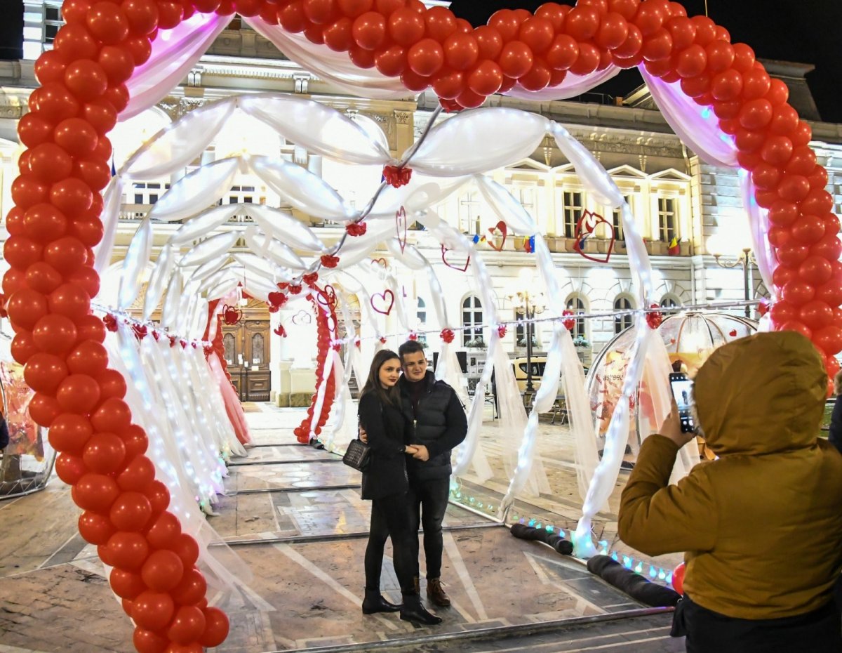 Cupluri din Oradea şi Timişoara au venit să sărbătorească Ziua Îndrăgostiţilor la Arad; câte căsătorii de o zi au fost oficiate în faţa Primăriei (FOTO)