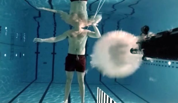 Un fizician s-a ÎMPUŞCAT sub apă pentru un experiment ştiinţific. FOTO+VIDEO