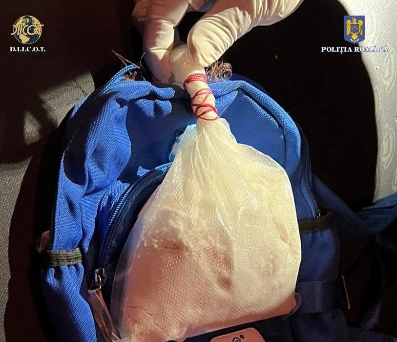Mascații au descins la imobilele unor traficanți de droguri, în județul Arad