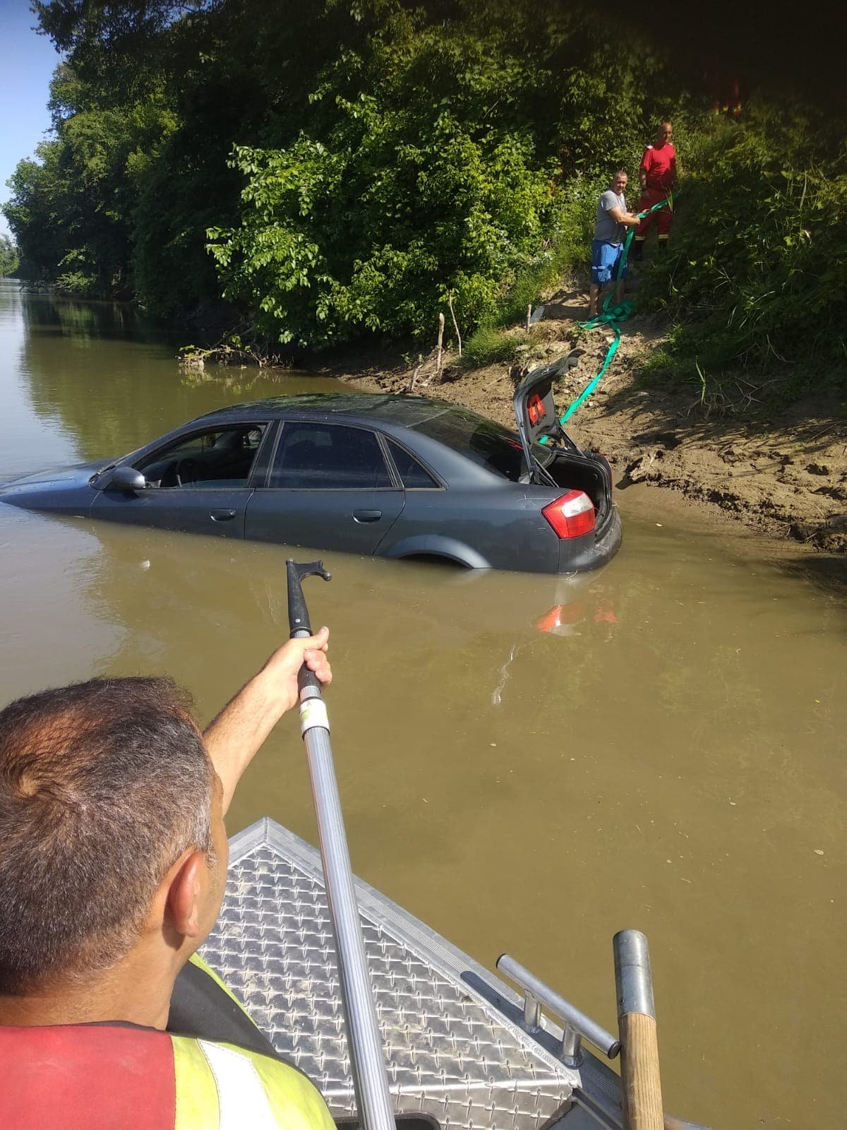 Șoferul mașinii care a căzut în Mureș a fost găsit