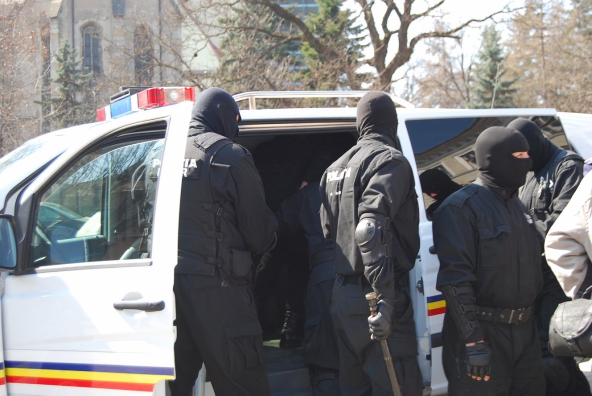 Polițiștii arădeni au destructurat o grupare de traficanți de persoane care ar fi comis și fraude de 7.000.000 euro
