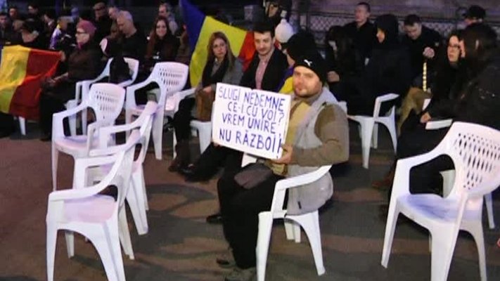 Protest cu scaune la Cotroceni. Ce i-au cerut manifestanţii lui Klaus Iohannis