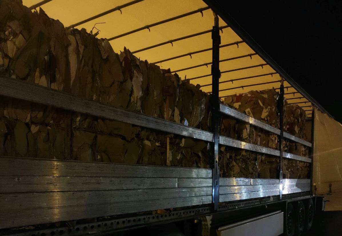 Transport de deşeuri de hârtie şi carton care trebuia să ajungă în Arad oprit la PTF Nădlac