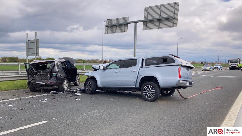 Accident grav pe autostradă, la bifurcaţia Nădlac-Bricostore; în ce stare sunt cele două victime care au fost transportate la spital (FOTO) / UPDATE: Cum s-a produs accidentul