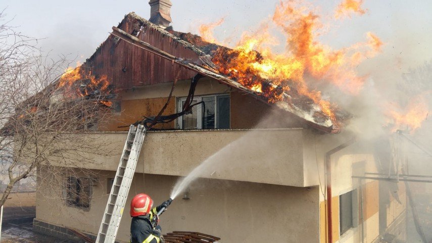Incendiu la o locuință pe strada Putnei