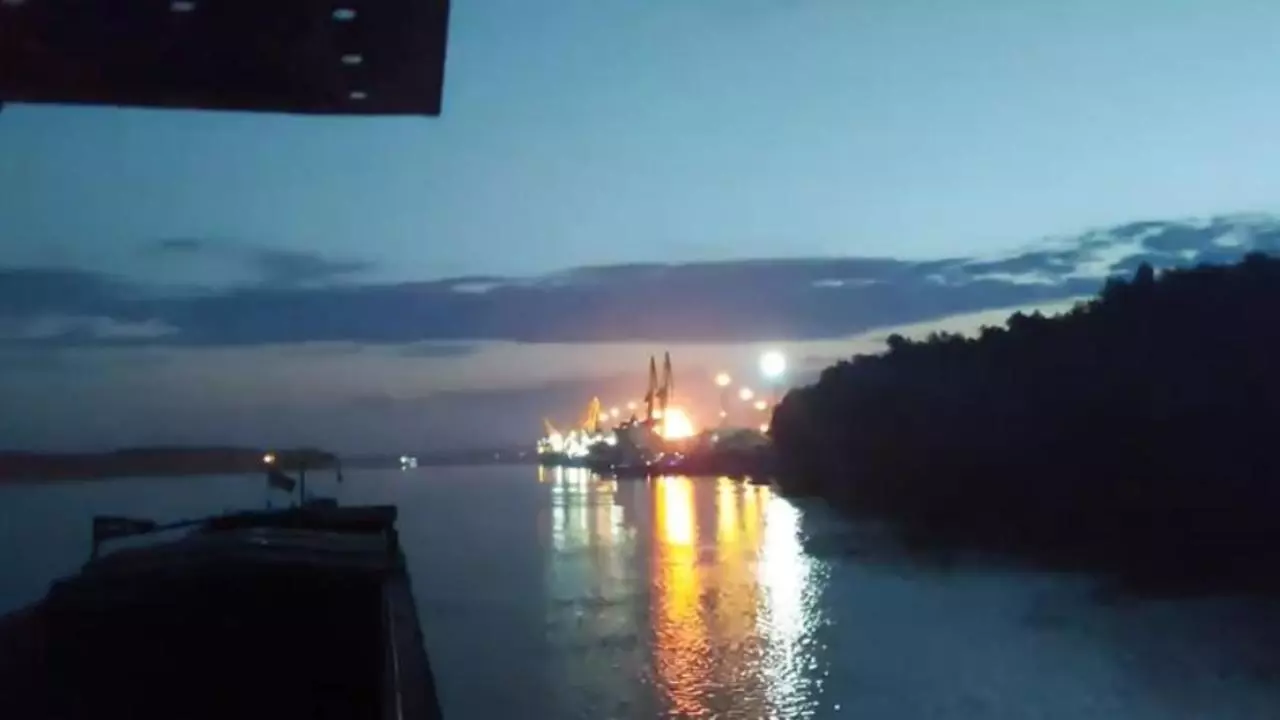Noi bombardamente la doar câteva sute de metri de România - Portul Chilia Nouă de pe Dunăre a fost atacat de ruși, noaptea trecută - O persoană a murit