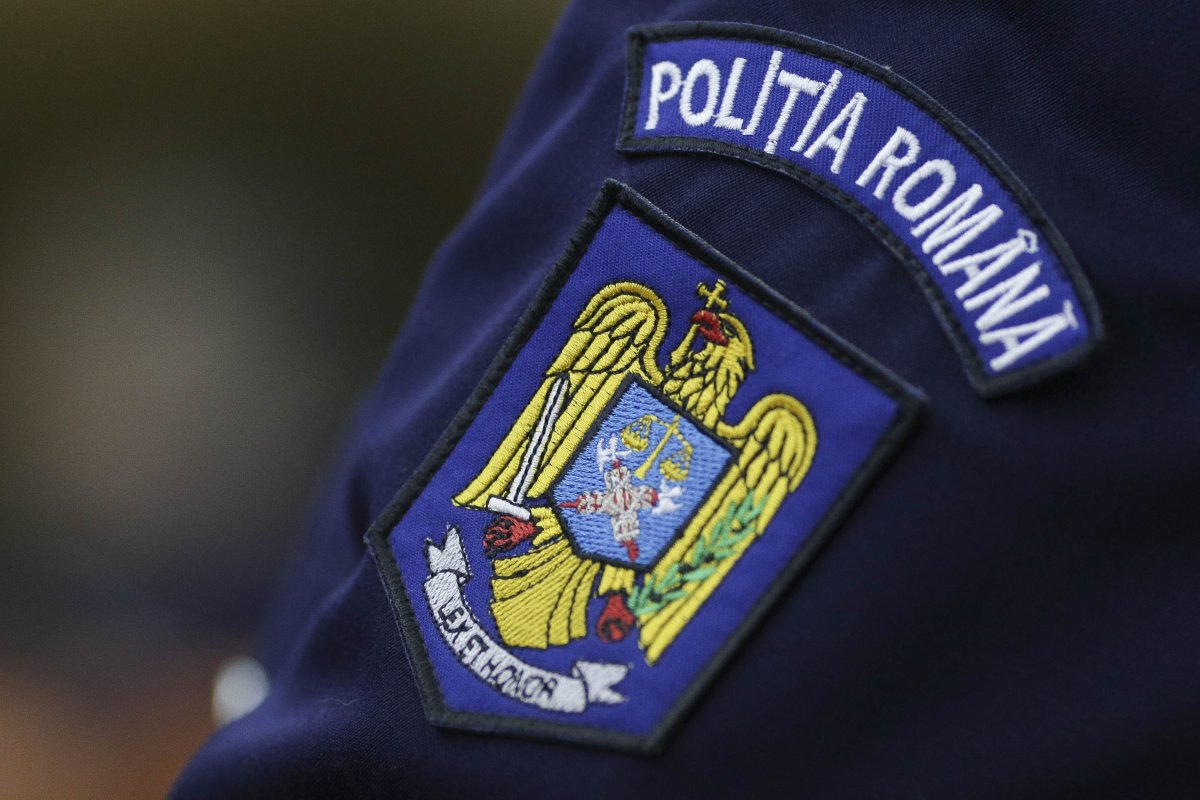 Poliţist hoţ: un agent este acuzat că a furat o borsetă cu 9.000 de lei, 100 de dolari şi 100 de euro