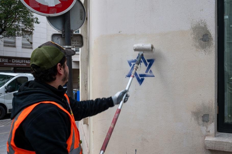 Un rus a plătit doi... basarabeni să deseneze steaua lui David pe o clădire din Paris