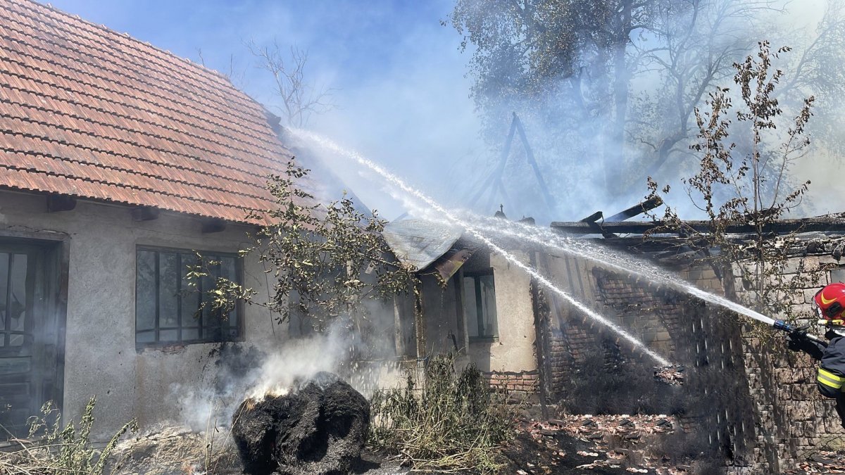 Incendiu izbucnit la o anexă gospodărească din localitatea Șofronea / UPDATE: Ce au distrus flăcările