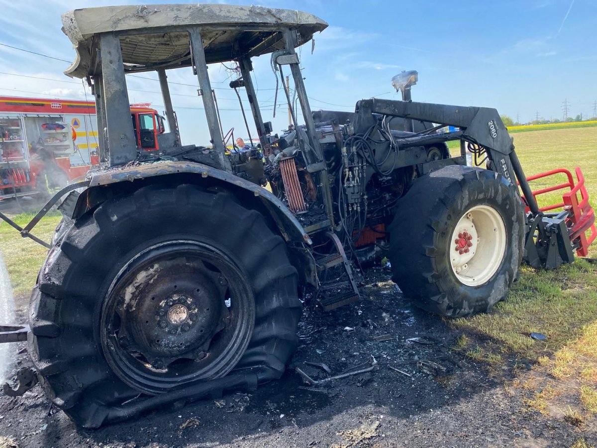  Incendiu izbucnit la un tractor, aflat pe câmp, în apropierea șoselei de centură a municipiului Arad