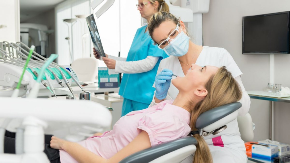 Tratament dinți fără nerv: Fațete sau coroane dentare?