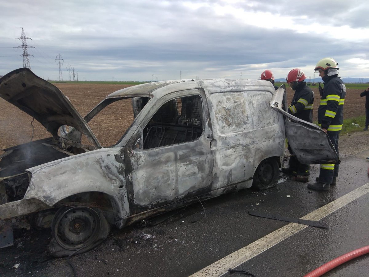  Incendiu izbucnit la un autoturism pe șoseaua de centură a municipiului Arad