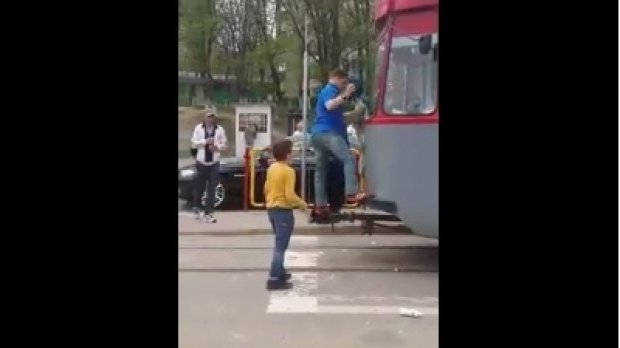 Copil dezbrăcat în plină stradă de un vatman furios. Imaginile au ajuns pe Internet VIDEO